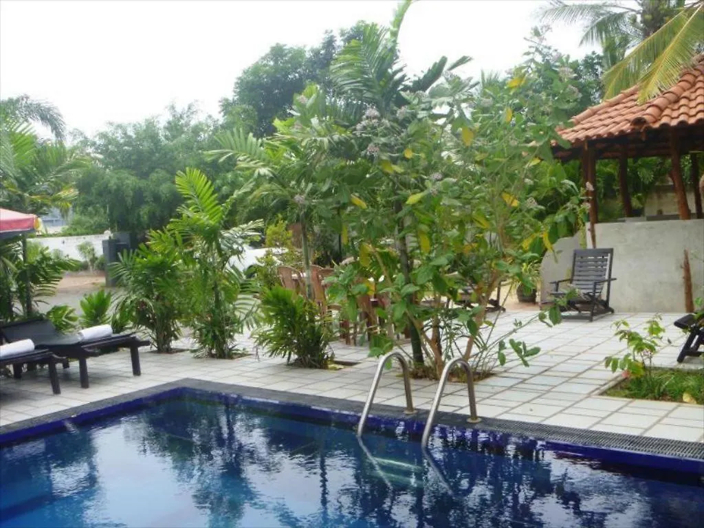 Maple Leaf Hotel Negombo