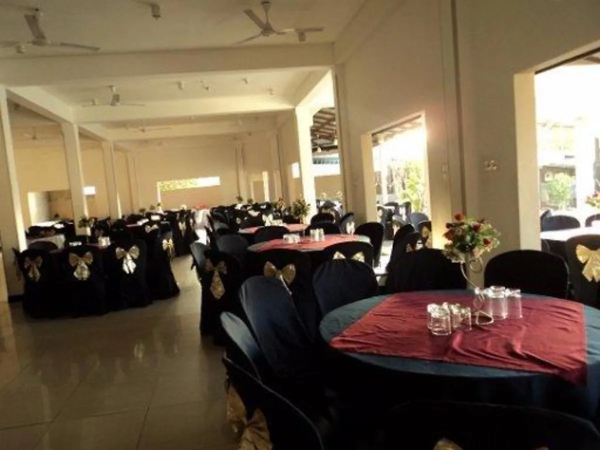 Maple Leaf Hotel Negombo 3*,