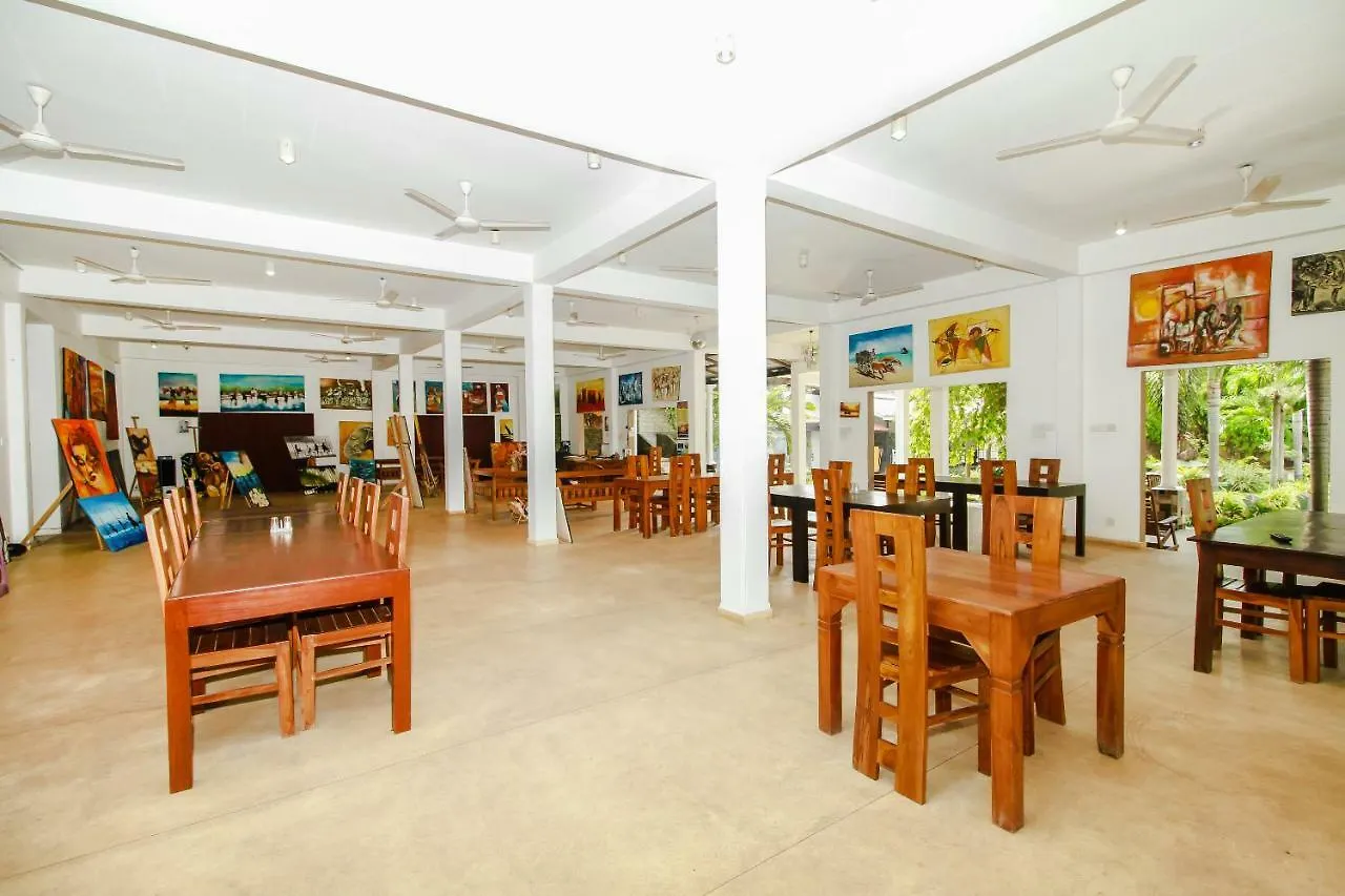 Maple Leaf Hotel Negombo 3*,