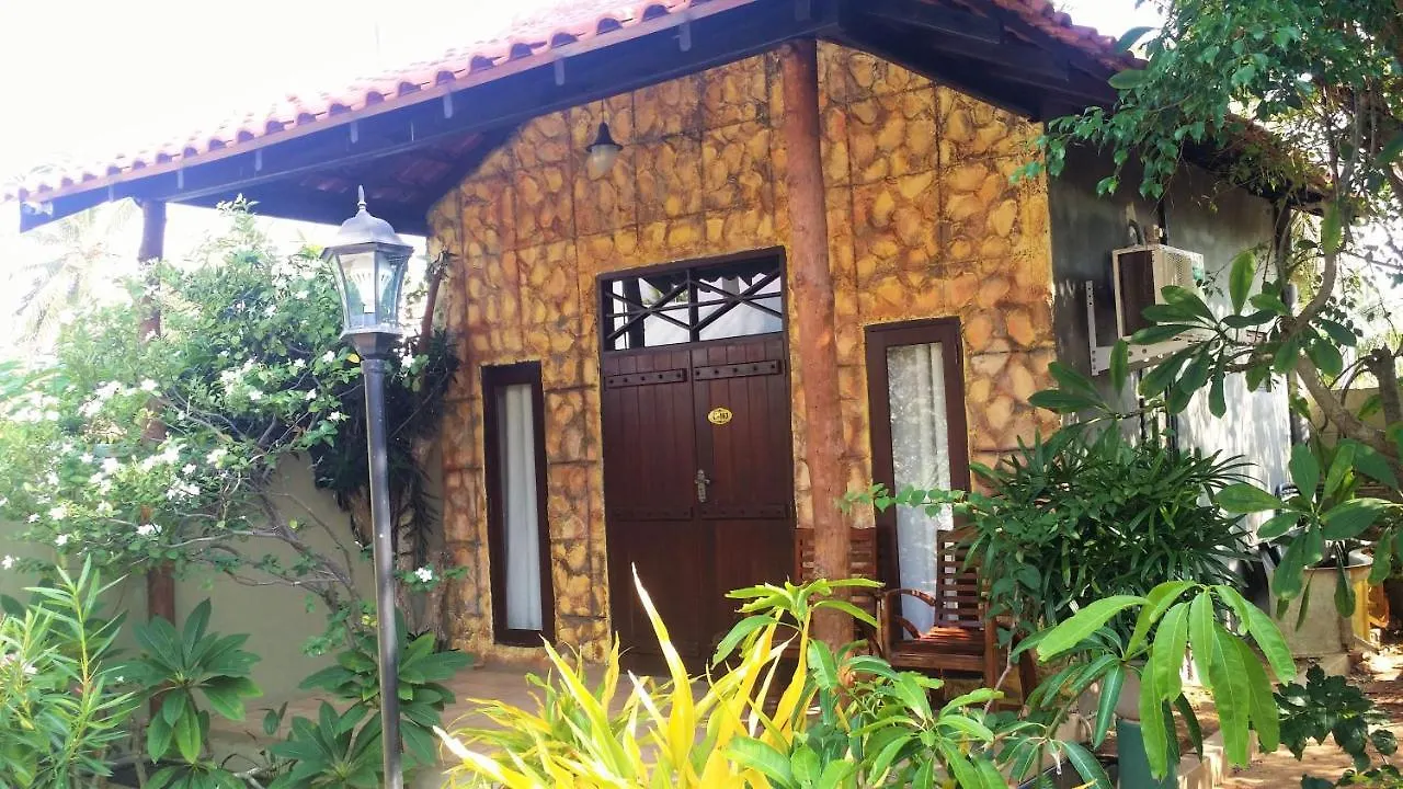 Maple Leaf Hotel Negombo
